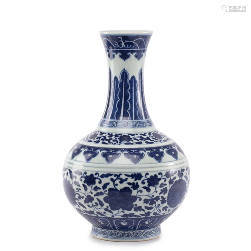 A CHINESE BLUE AND WHITE DECORATIVE VASE