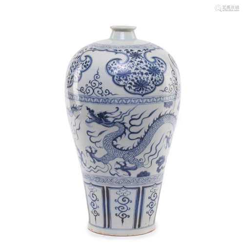 A CHINESE BLUE AND WHITE VASE MEIPING