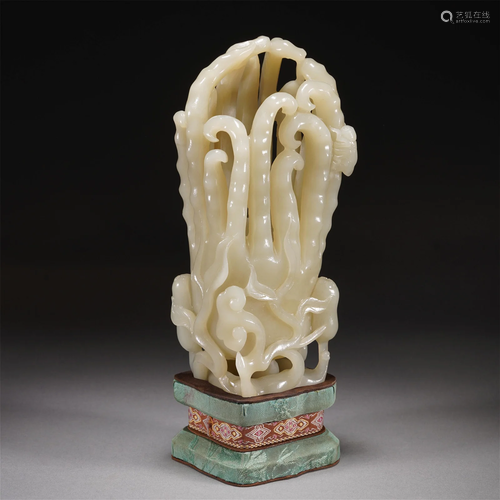 A CHINESE CARVED JADE FINGERED CITRON