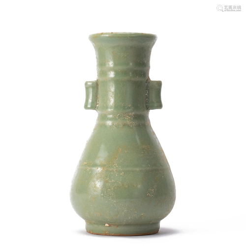 A CHINESE CELADON GLAZE ARROW VASE