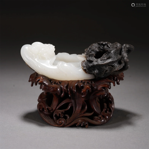 A CHINESE CARVED JADE DECORATION