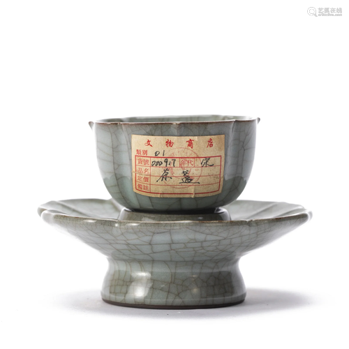 A CHINESE GE-WARE CRACKLE TEA CUP WITH STAND