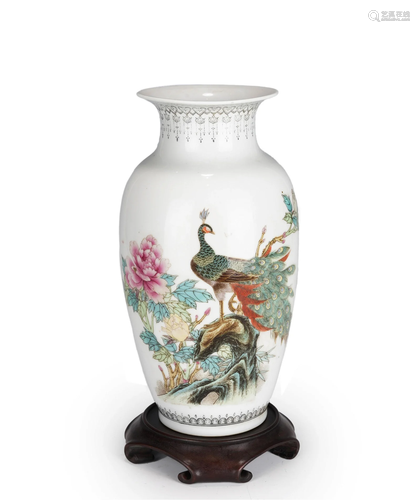 A CHINESE FAMILLE ROSE PEACOCK VASE