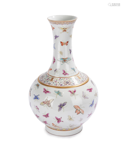 A CHINESE FAMILLE ROSE HUNDRED BUTTERFLIES DECORATIVE VASE