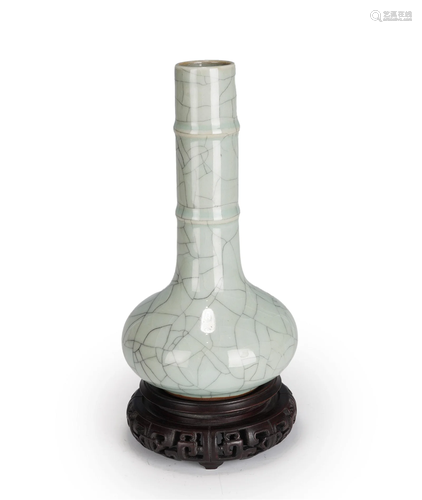 A CHINESE GE-WARE CRACKLE VASE