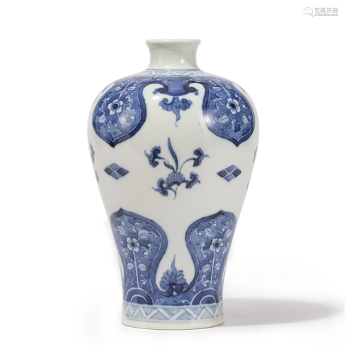 A CHINESE BLUE AND WHITE VASE MEIPING