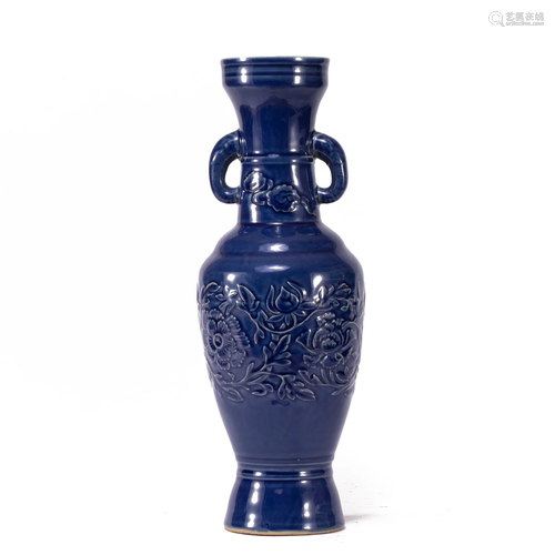 A BLUE GLAZE VASE WITH DOUBLE HANDLES