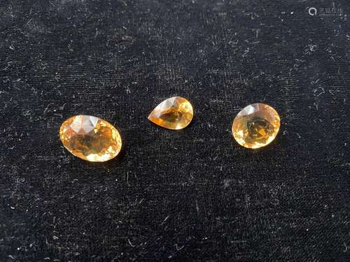 Lot de 3 citrines sur papier tailles ovale, ronde et poire.<...