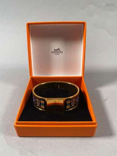 HERMES - Paris<br />
Bracelet bandeau rigide ouvrant en méta...