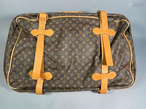 LOUIS VUITTON<br />
Valise sac de voyage en toile Monogram e...