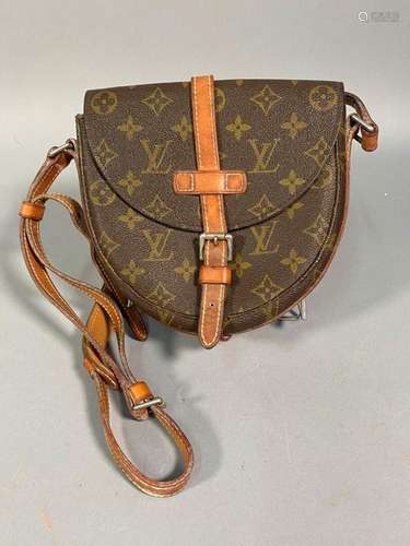 LOUIS VUITTON<br />
Sac besace porté éopaule ou croisé modèl...