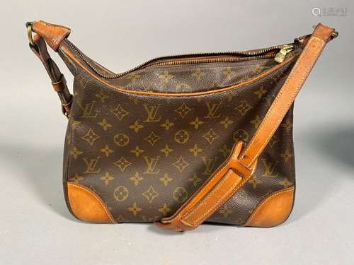 LOUIS VUITTON<br />
Sac à main modèle Boulogne en toile Mono...