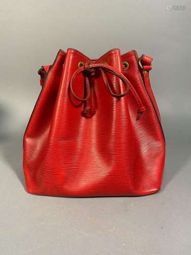 LOUIS VUITTON<br />
Sac seau modèle Petit Noé en cuir rouge ...