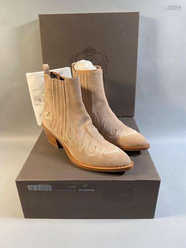 SARTORE - Paris<br />
Paire de bottines westren modèle Crost...