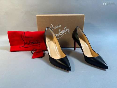 CHRISTIAN LOUBOUTIN - Paris<br />
Paire d'escarpins en cuir ...