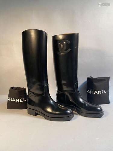 CHANEL - Paris<br />
Paire de bottes type cavalières en cuir...