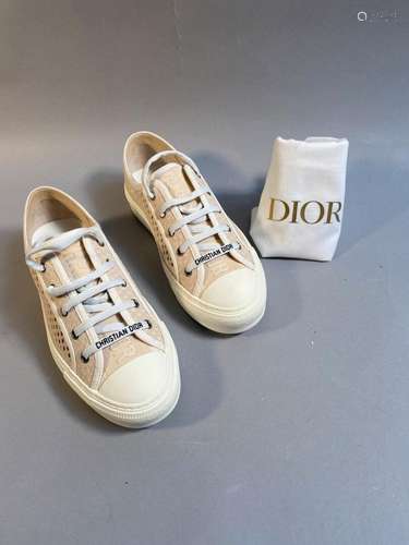 DIOR - Paris<br />
Paire de sneakers WALK'N'DIOR en tissu br...