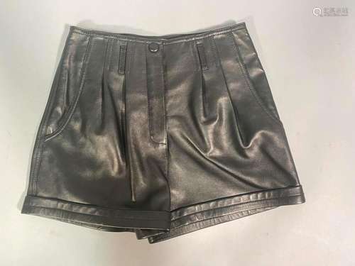 YVES SAINT LAURENT - Paris<br />
Short taille haute à pinces...