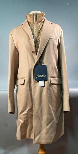 HERNO - Italie<br />
Manteau d'homme mi-long beige en cachem...