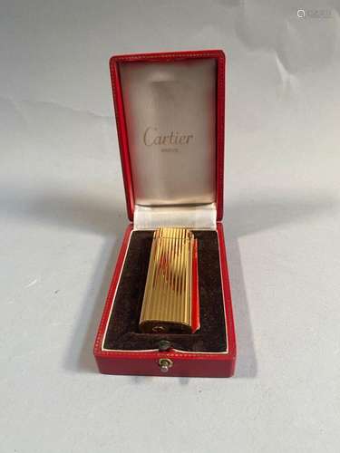 CARTIER - Paris<br />
Briquet à gaz en métal doré de forme o...