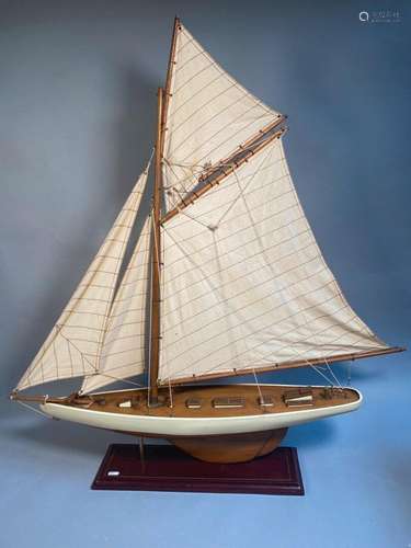 Maquette de bateau, coque en bois peinte blanche à liseret r...