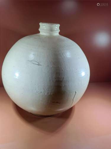 White glazed Dulu bottle