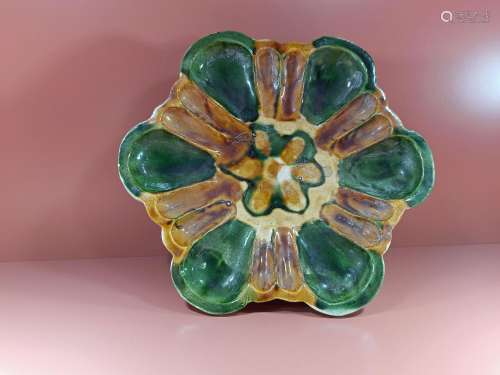 Tri colored tripod dragon pattern plate of the Tang Dynasty ...