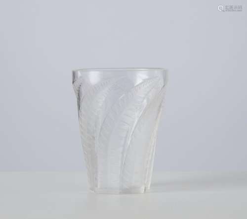 René LALIQUE (1860-1945),Vase gobelet « Hespérides » en verr...
