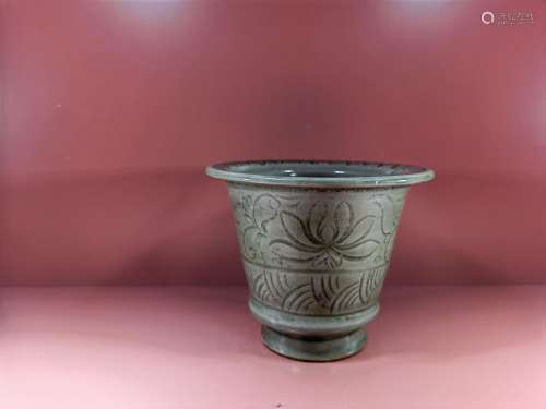 Carved cups of the old kiln song Yue Kiln