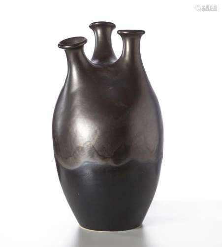 Travail 1960,Vase trilobé en céramique émaillée noire.,H : 3...