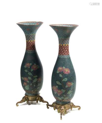 Paire de vases chinois de forme piriforme à col évasé  en cl...