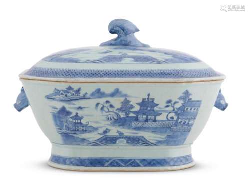 A LARGE CHINESE EXPORT BLUE AND WHITE TUREEN QING DYNASTY (1...