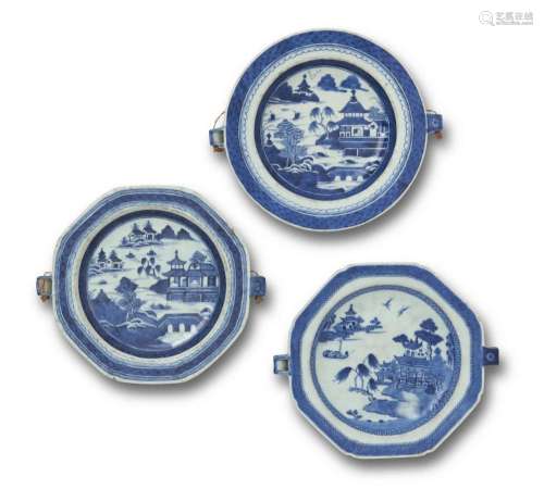 THREE CHINESE EXPORT BLUE AND WHITE HOT-WATER DISHES QIANLON...
