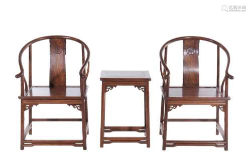 A PAIR OF CHINESE HARDWOOD HORSESHOE-BACK CHAIRS AND SIDE TA...