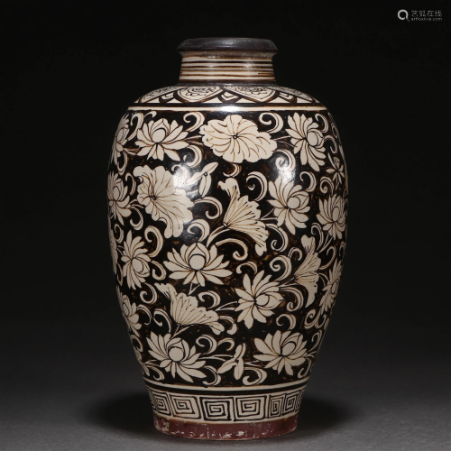 A Chinese Jizhou-type Vase Meiping