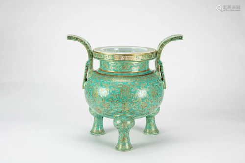 Qing - A Lime Green Ground Gilt- Painted 'Babao' T...