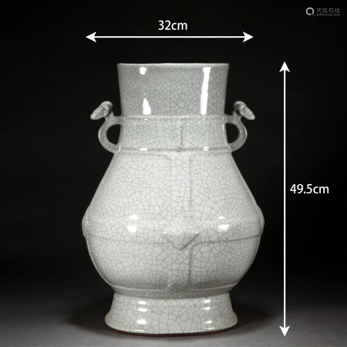A Chinese Ge-ware Crackle Zun Vase