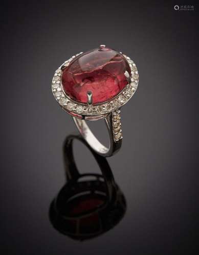 BAGUE ovale en or gris (750‰) serti d'une rubellite (tourmal...