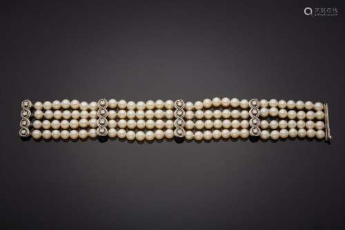 BRACELET composé de quatre rangs de perles de culture blanch...