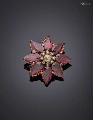 BROCHE  "fleur" en or rose (750‰) serti de diamant...