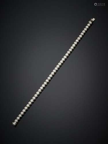 BRACELET en or gris (750‰) serti de 43 diamants taille brill...