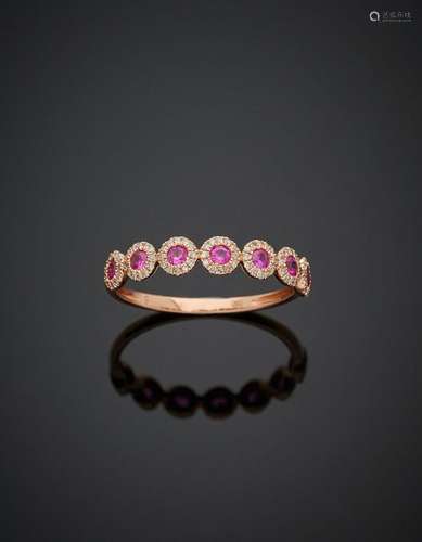 Fine BAGUE  en or rose (750‰) serti de sept rubis ronds, cha...