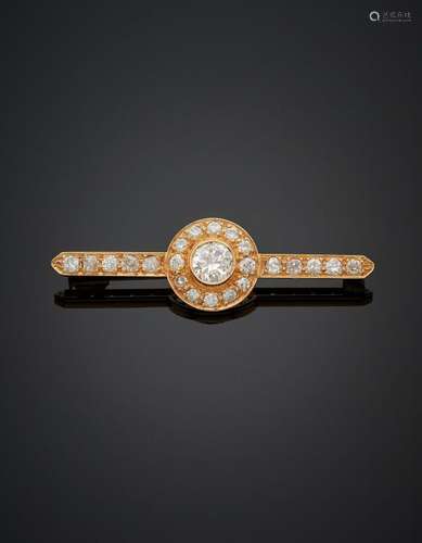 BROCHE "barrette" en or jaune (750‰) serti de diam...