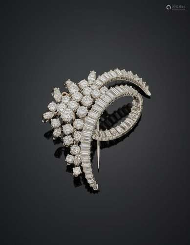 CLIP de CORSAGE "volute" en platine (950‰) et or g...