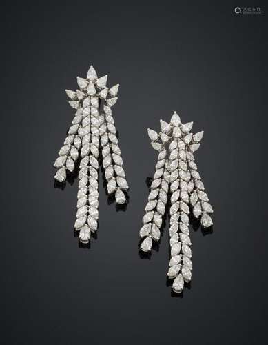 Importante paire de PENDANTS d'OREILLES "cascade" ...