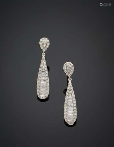 Paire de fins PENDANTS d'OREILLES "gouttes" en or ...