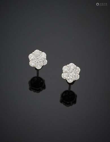 CLOUS d'OREILLES "fleurettes" en or gris (750‰) se...