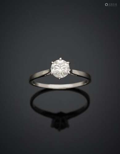 BAGUE "solitaire" en or gris (750‰) serti d'un dia...