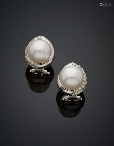 Paire de BOUCLES d'OREILLES "gouttes" en or gris (...