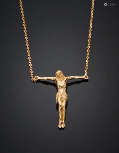 COLLIER "Christ en croix" sculpté en jaune (750‰),...